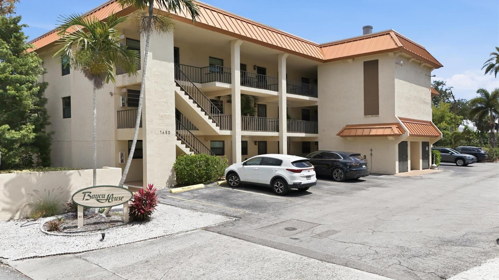 BAYOU HOUSE APTS - Residential