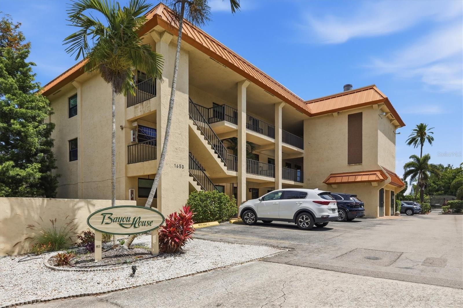 BAYOU HOUSE APTS - Residential