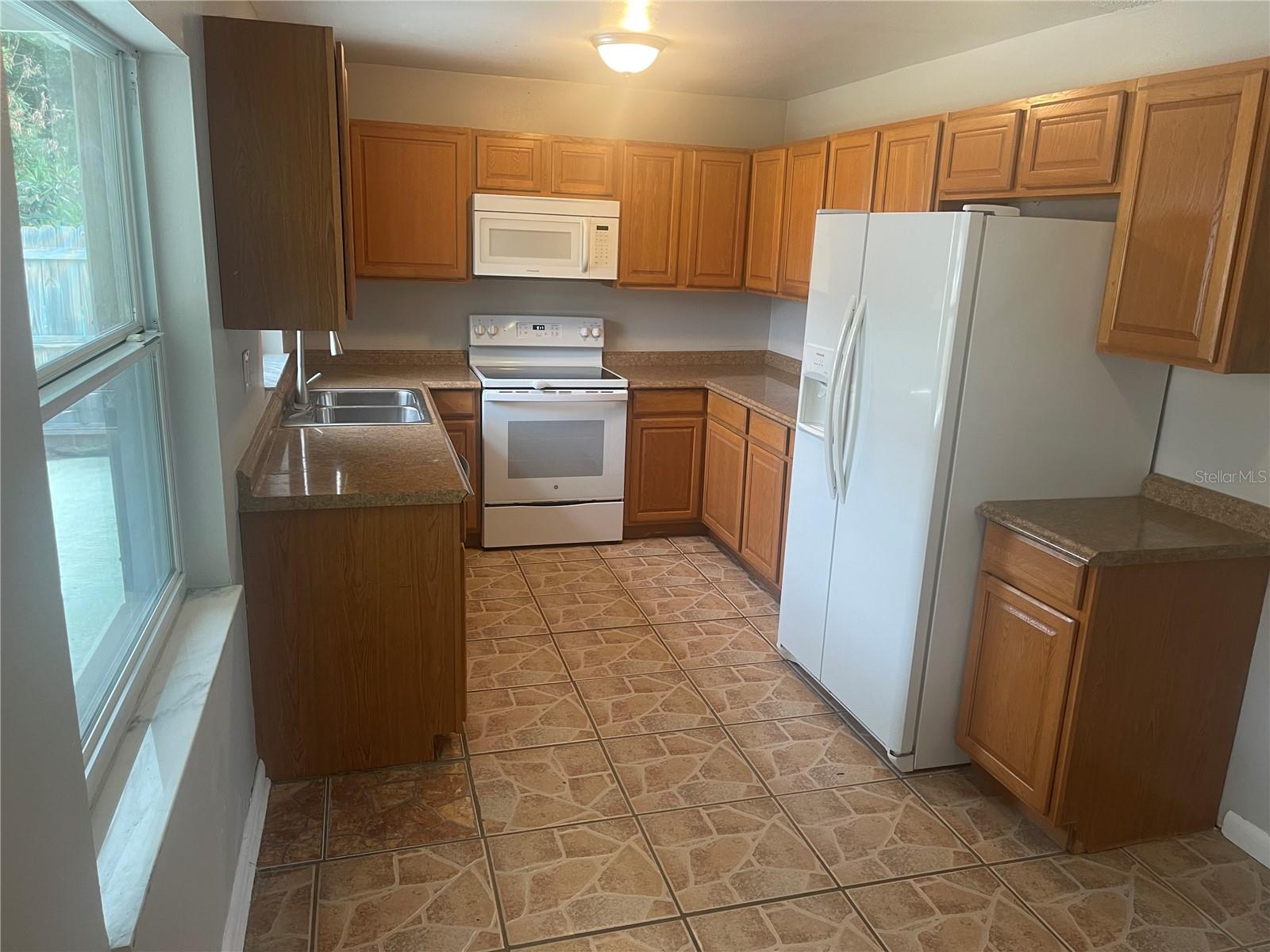 906 ESSEX ROAD - Photo 2