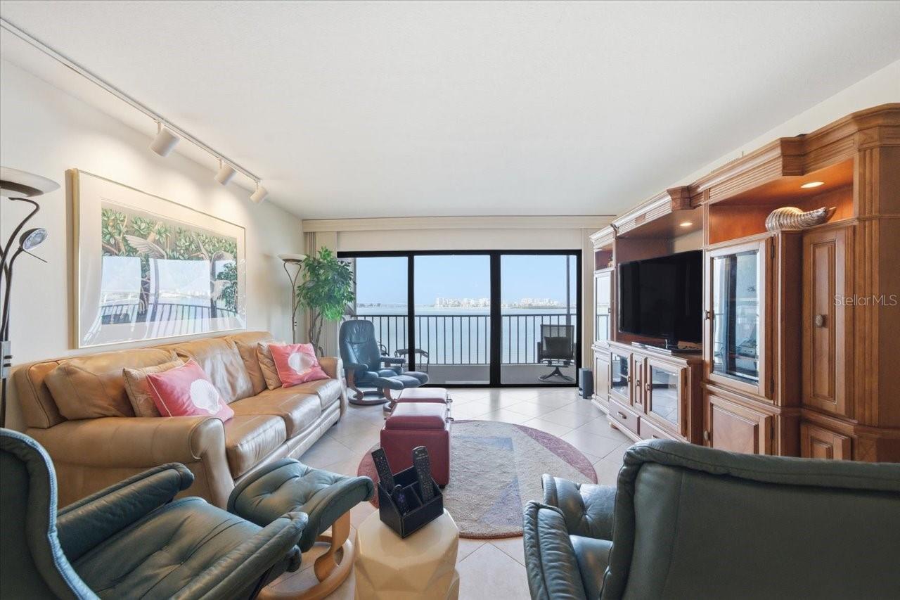 VIEWPOINT-ON-THE-BAY CONDO - Residential