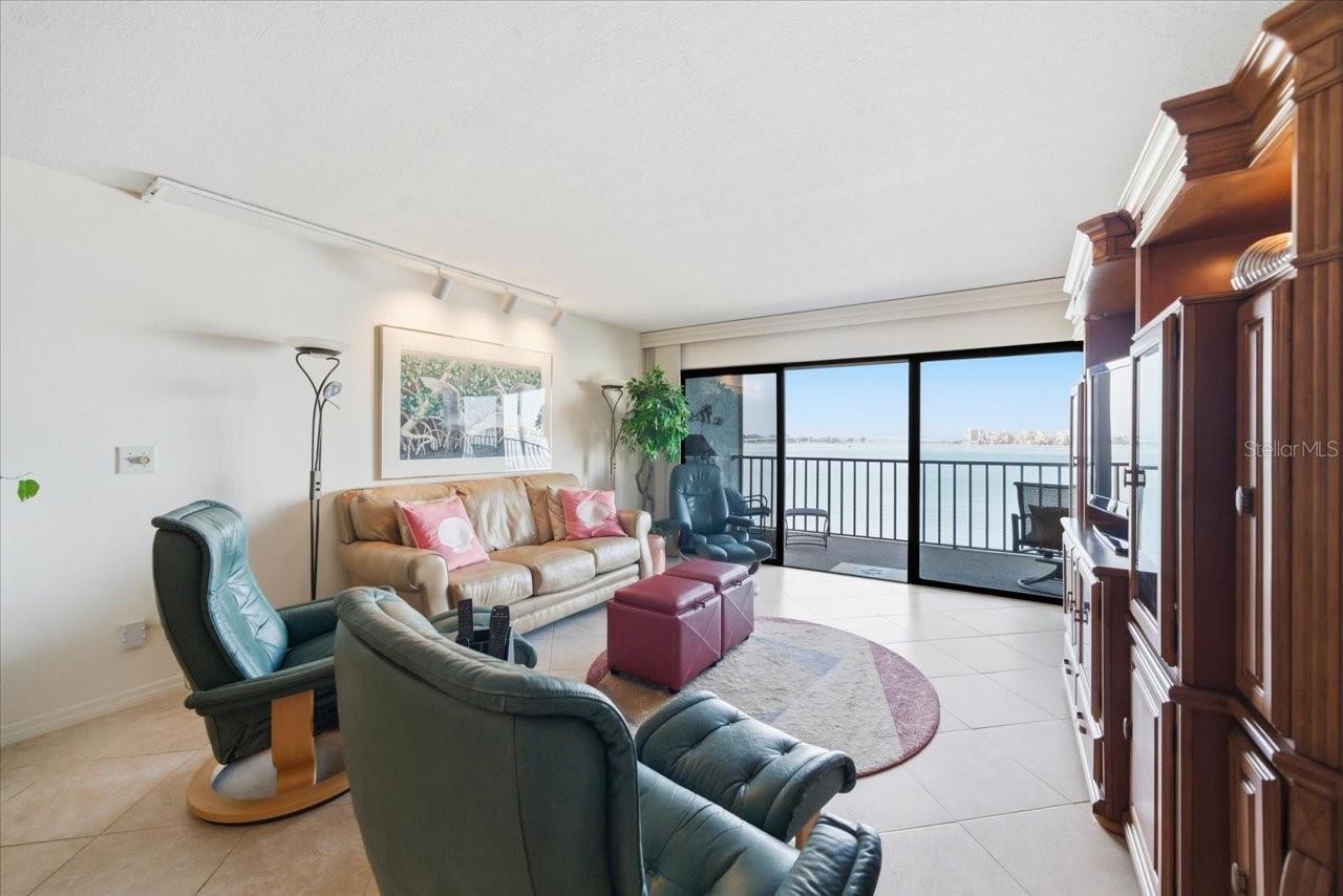 VIEWPOINT-ON-THE-BAY CONDO - Residential