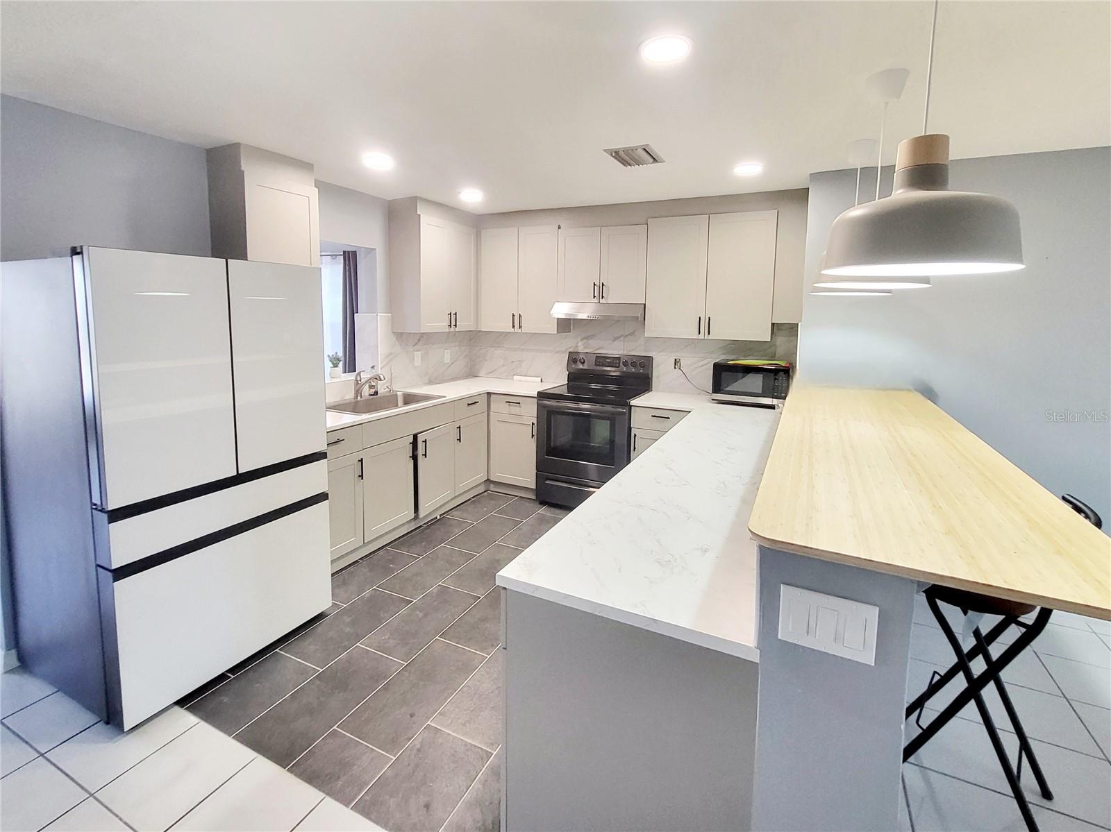 CEDAR MANOR - Residential Lease