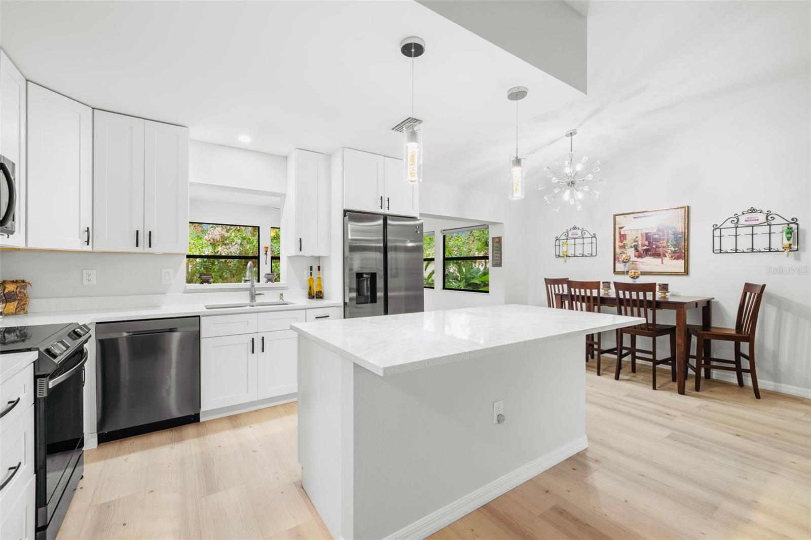 1047 DEER HOLLOW WAY