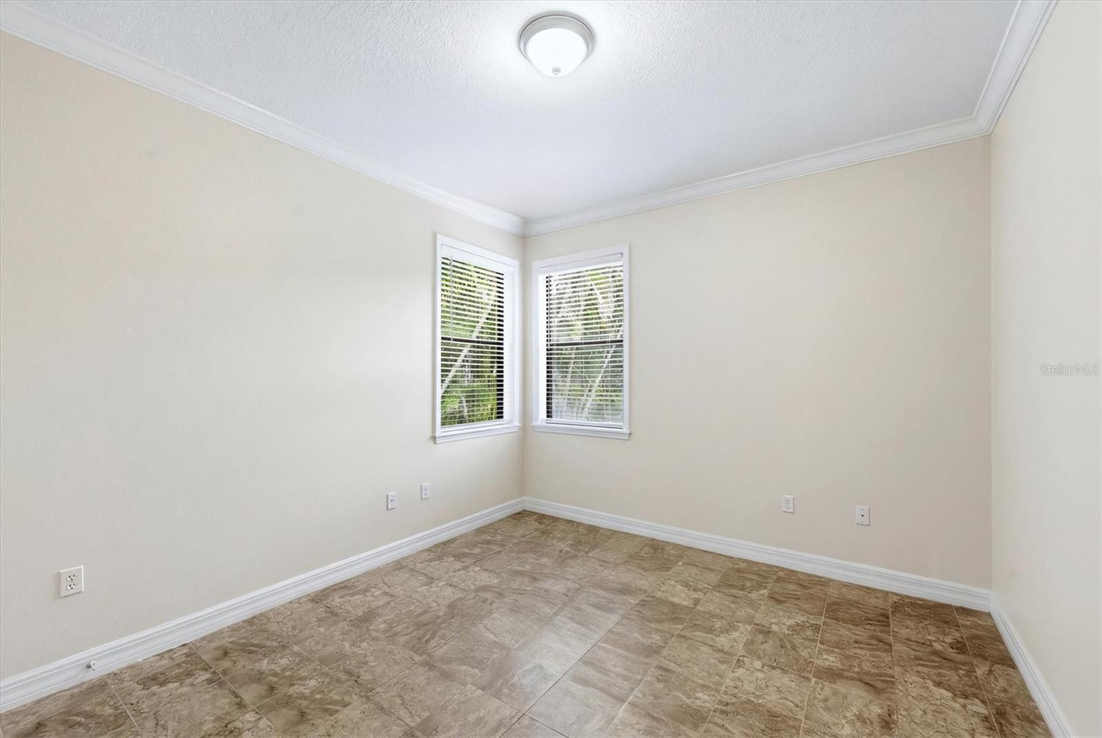 SECLUDED OAKS - Residential