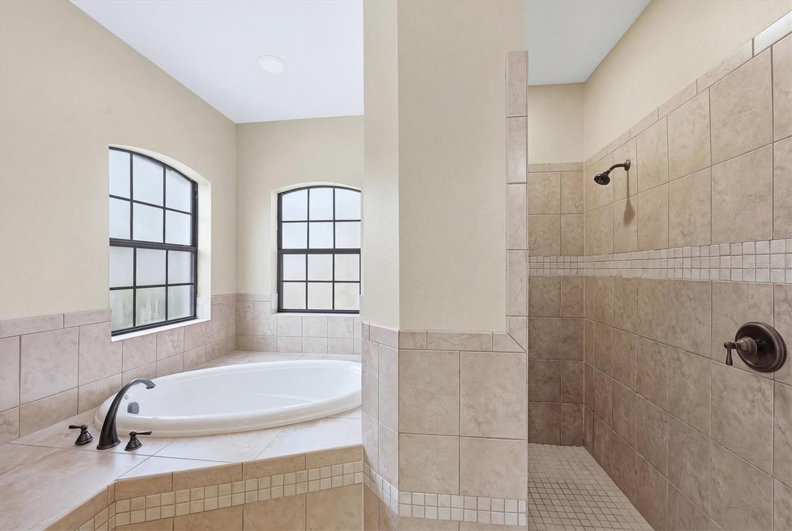 SECLUDED OAKS - Residential