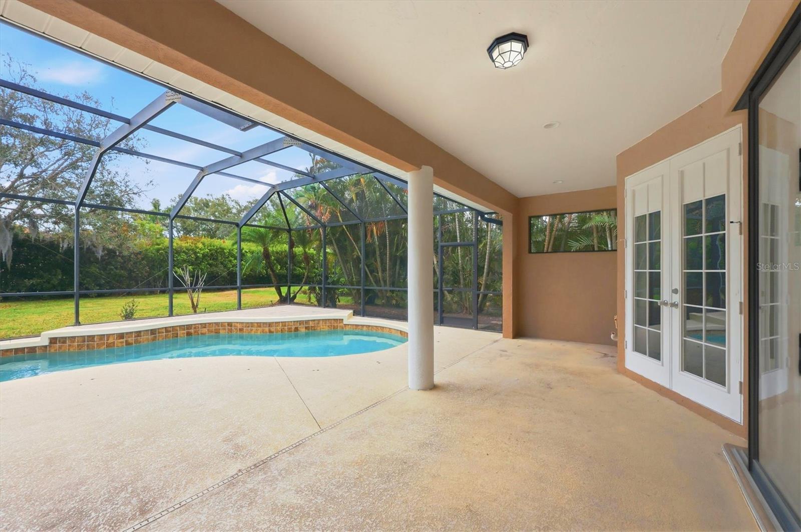 SECLUDED OAKS - Residential