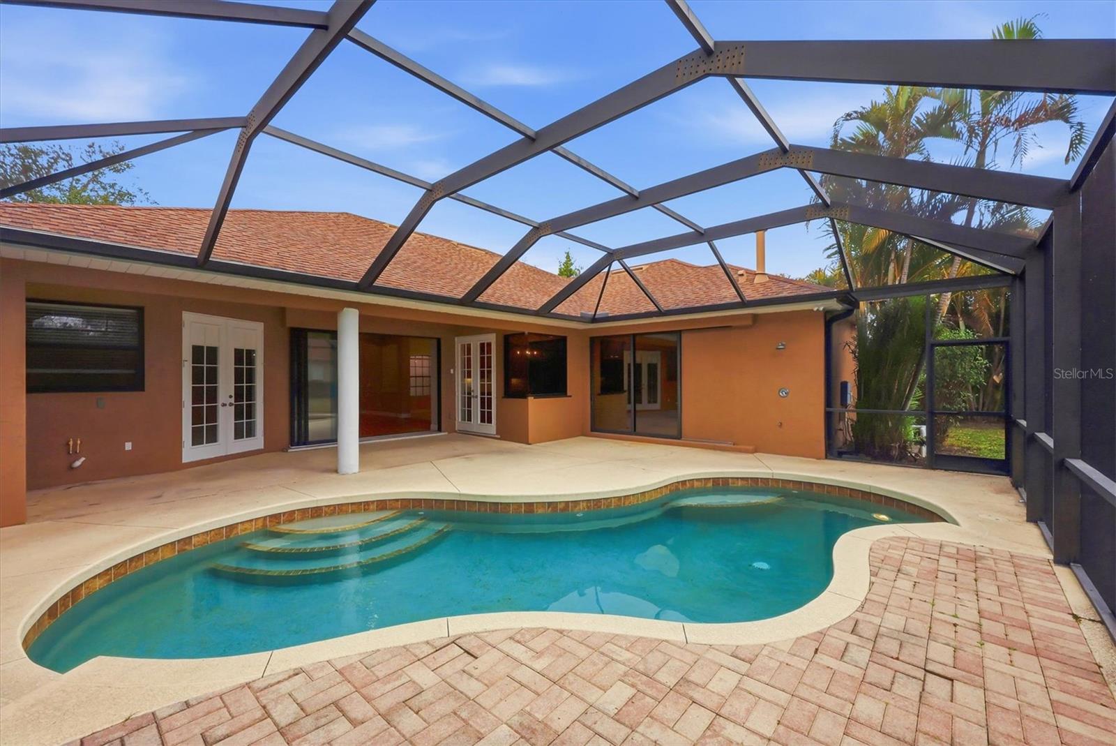 SECLUDED OAKS - Residential