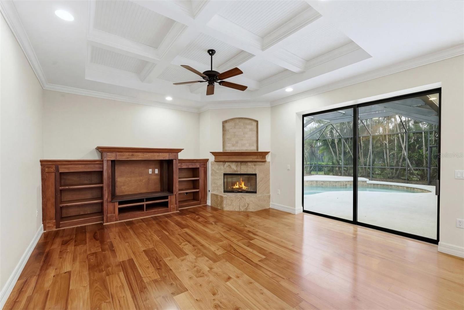 SECLUDED OAKS - Residential