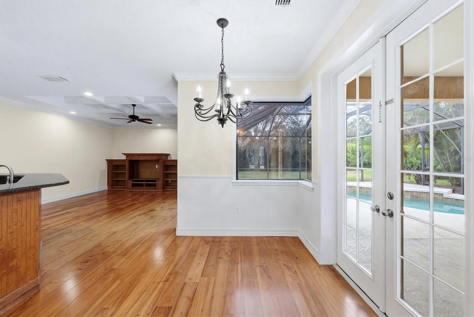 SECLUDED OAKS - Residential