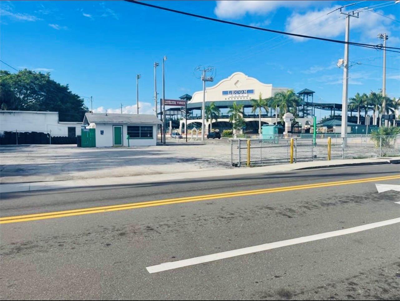 VILLA PARK - Commercial Sale