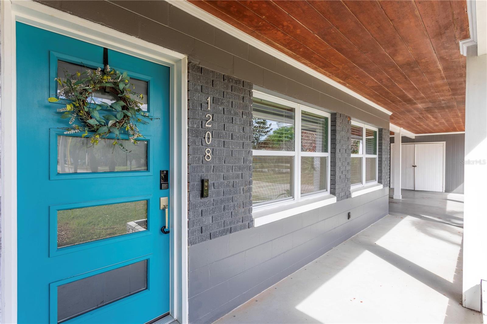 1208 ROSCOMARE AVENUE