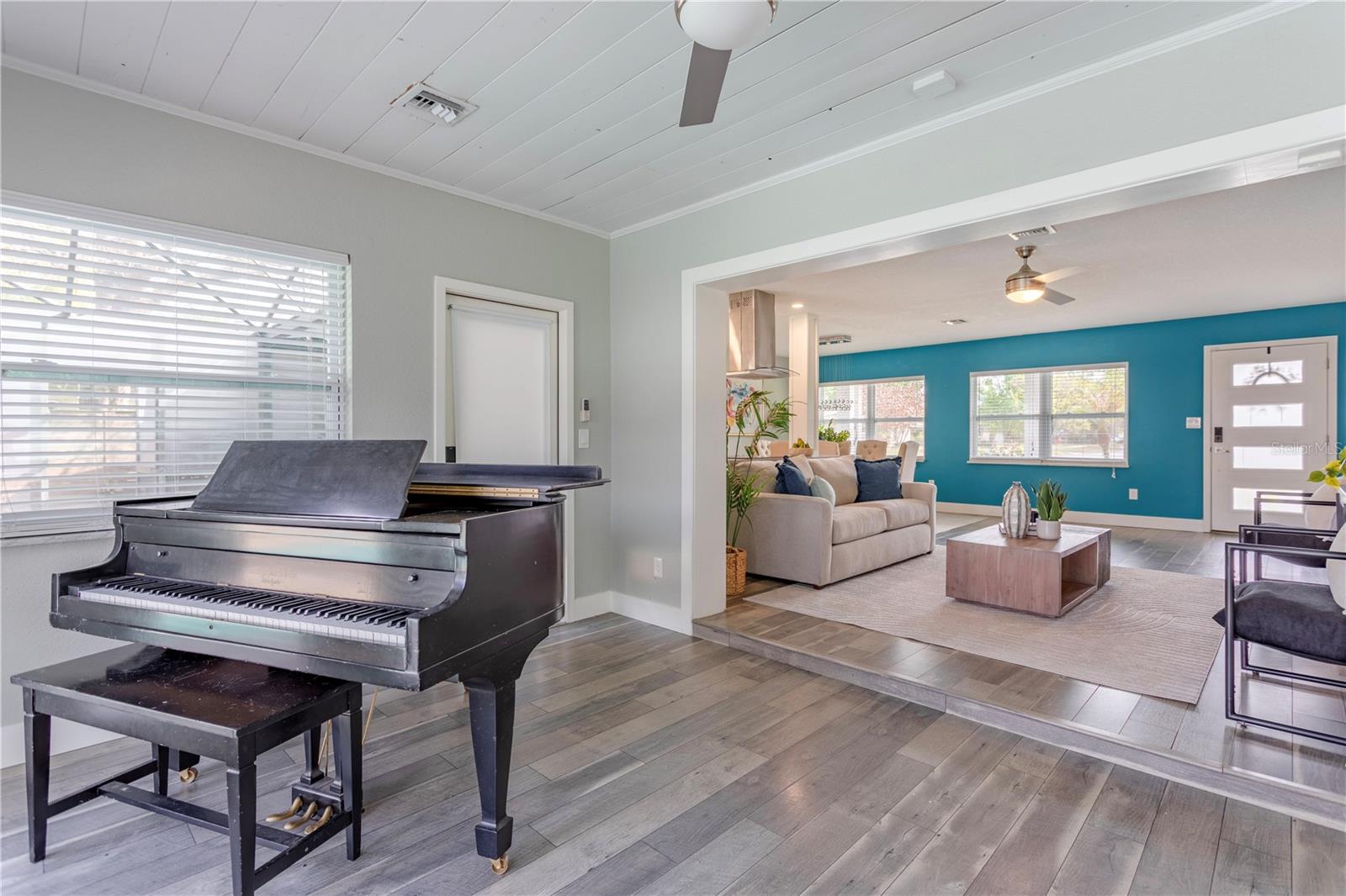 1208 ROSCOMARE AVENUE