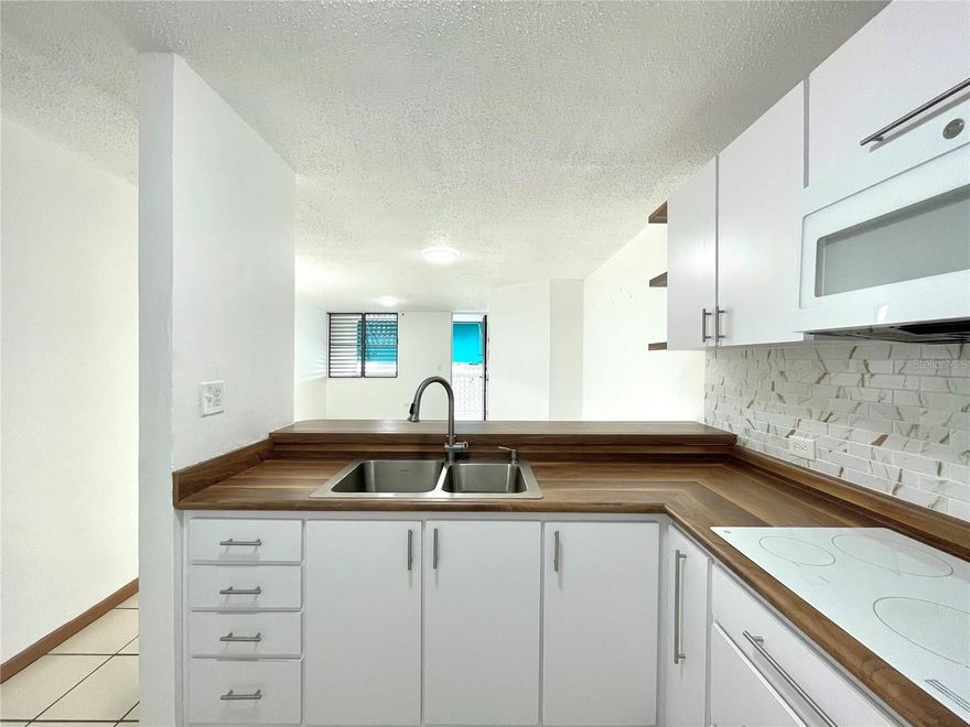 New rental listing at Villas de Isla Verde! This third-floor walk-up apartment offers 3 bedrooms and 2 bathrooms with a comfortable, open layout. Enjoy a private balcony overlooking the pool, perfect for relaxing. Conveniently close to the airport and just minutes from one of the best beaches in the north area, with easy access to restaurants, shopping, and entertainment—this is more than a home, it’s a lifestyle.