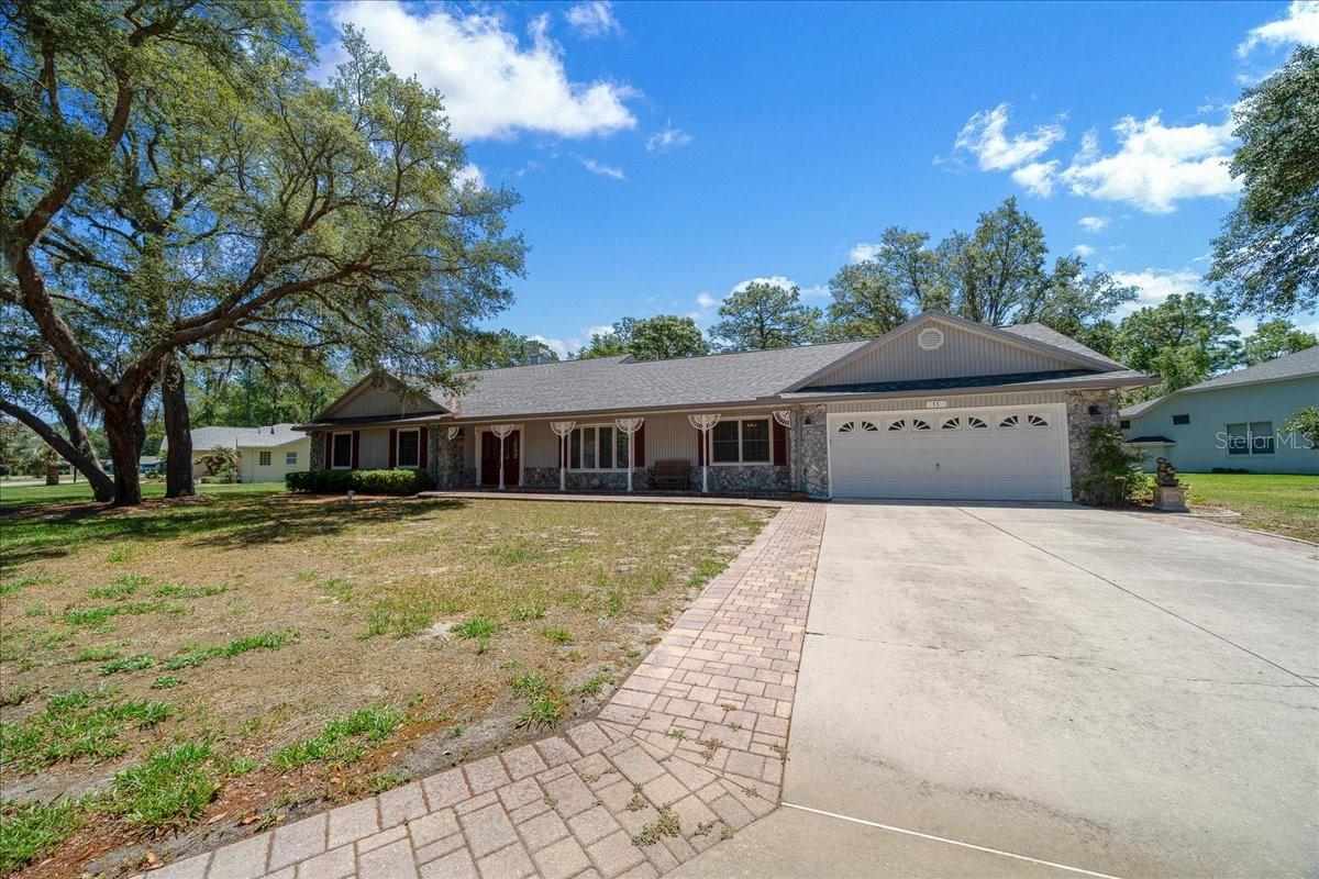 11 SYCAMORE COURT W