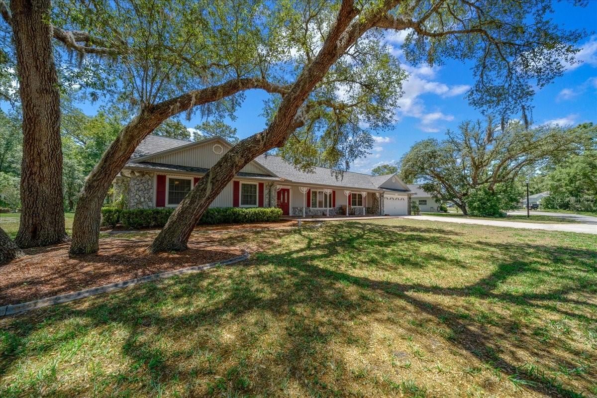 11 SYCAMORE COURT W