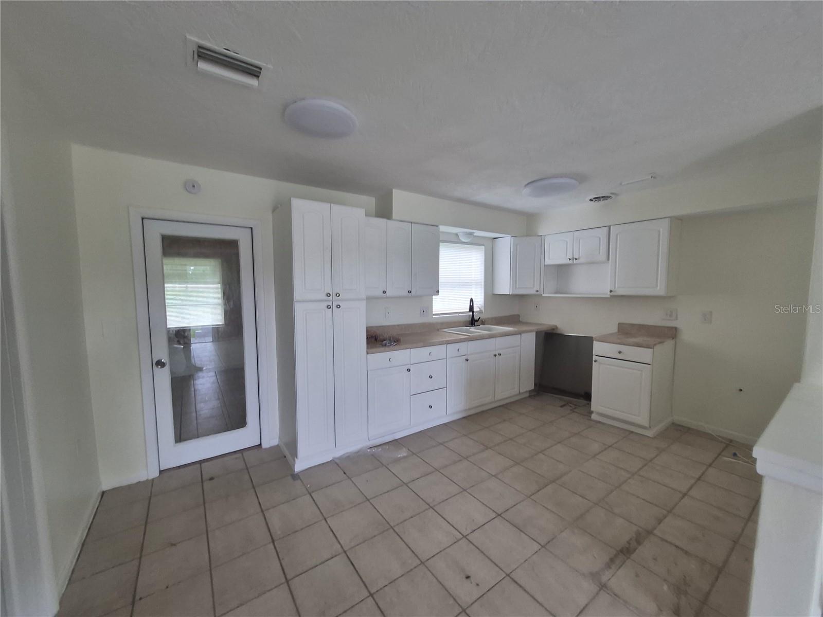 BEVERLY HILLS UNIT 02 - Residential Lease