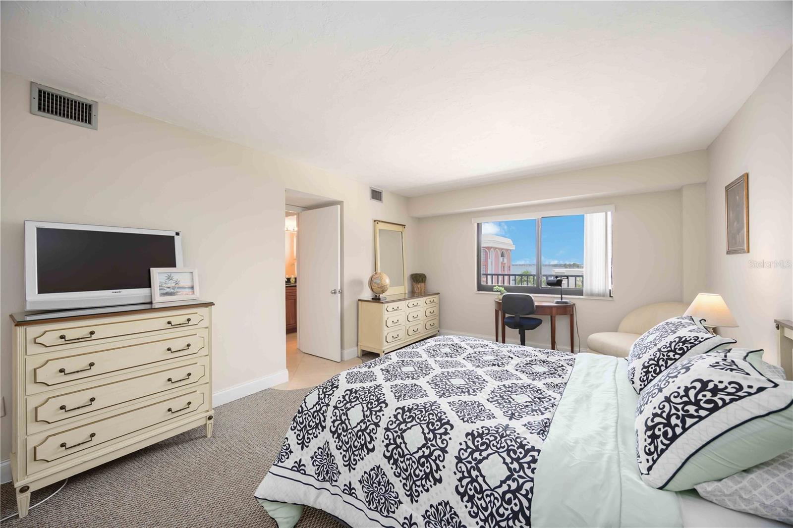 SUNSET TOWER - Residential