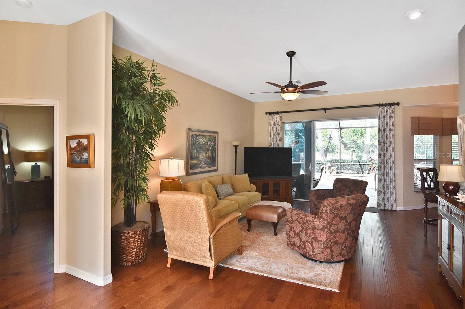 PELICAN POINTE GOLF & COUNTRY CLUB - Residential