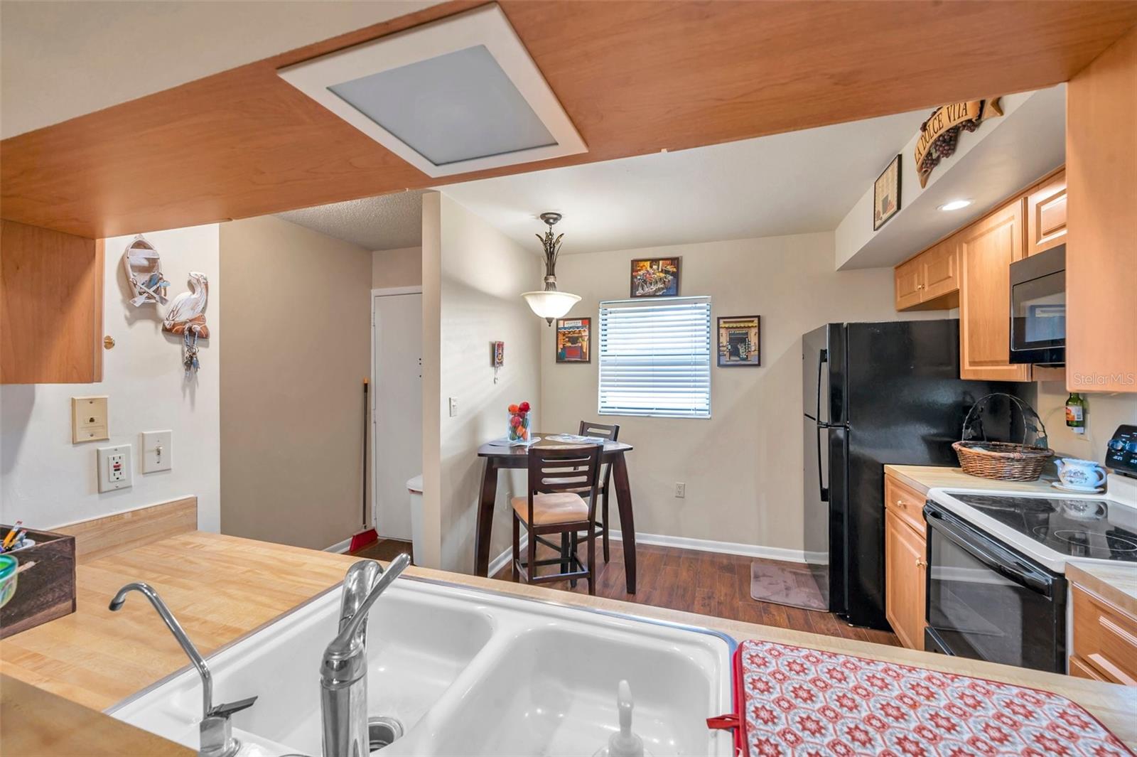 LANDINGS CONDO THE - Residential