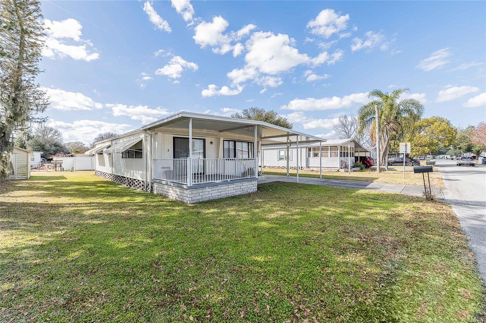 511 LAZY LAKE DRIVE W