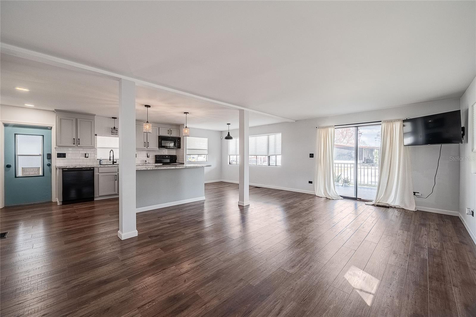 511 LAZY LAKE DRIVE W