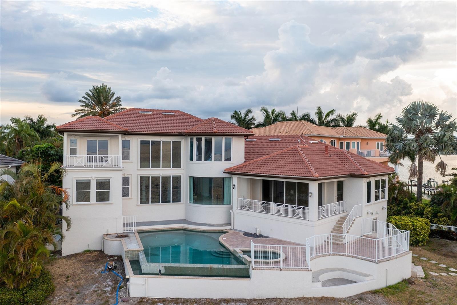 PARADISE POINTE - Residential