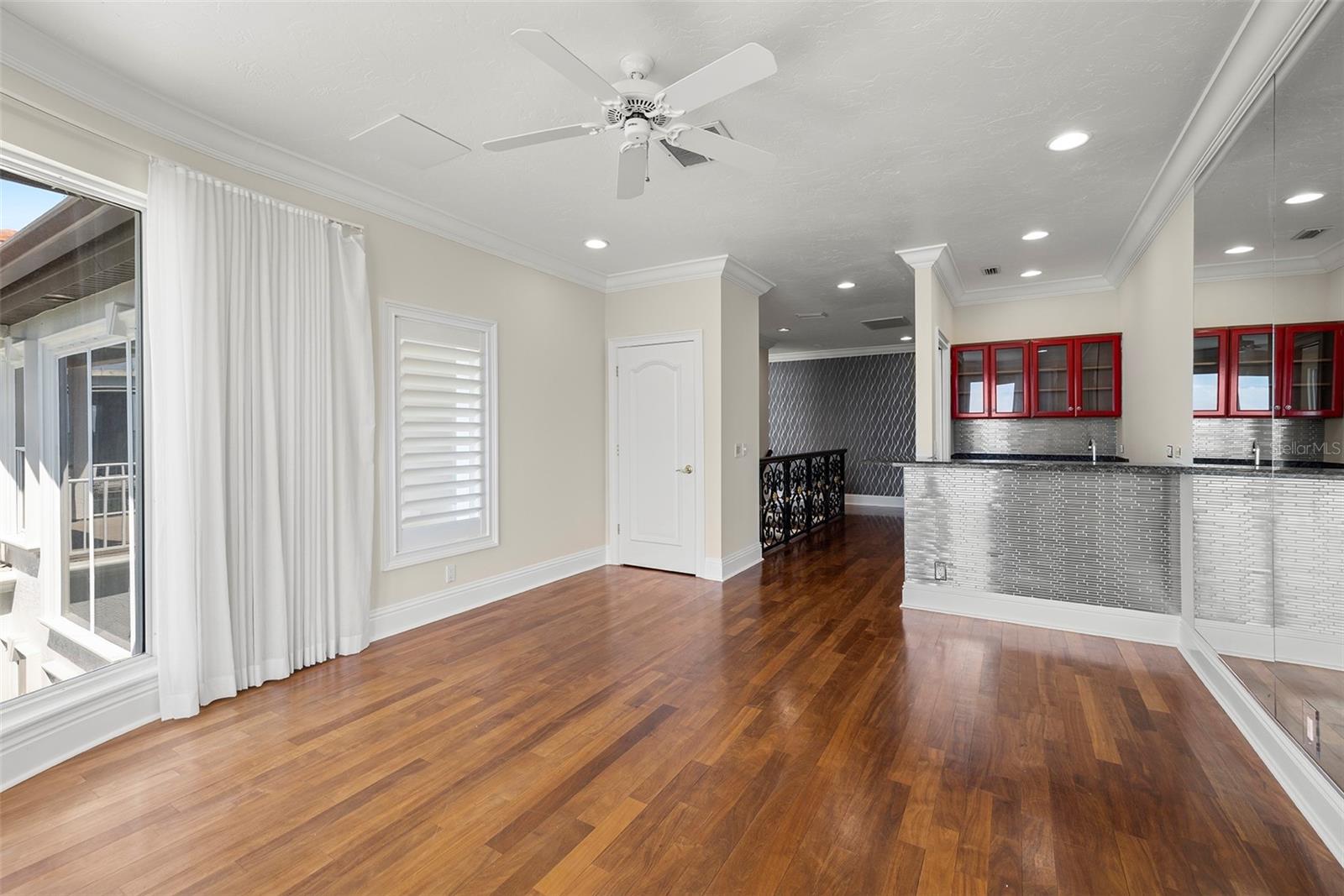 PARADISE POINTE - Residential