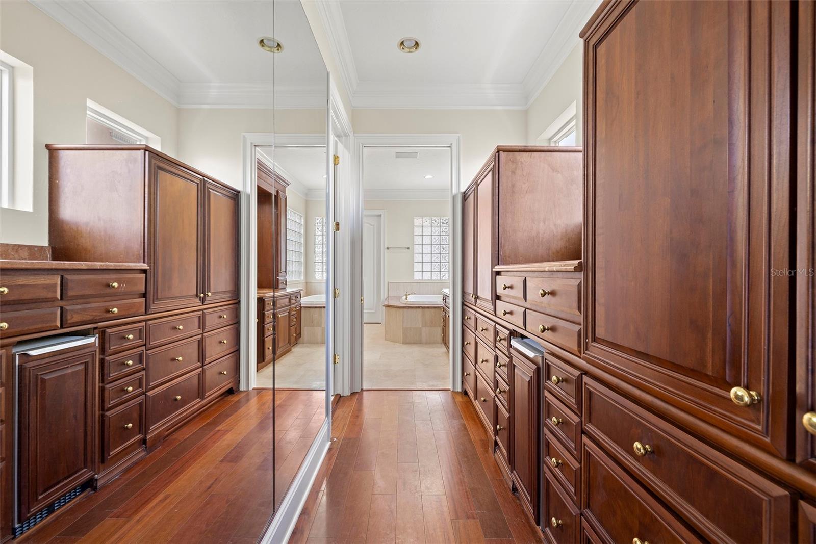 PARADISE POINTE - Residential