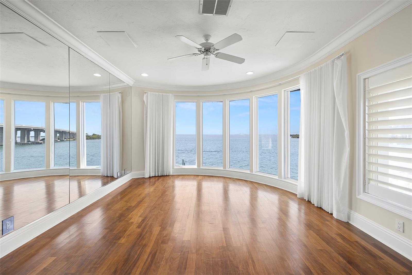 PARADISE POINTE - Residential