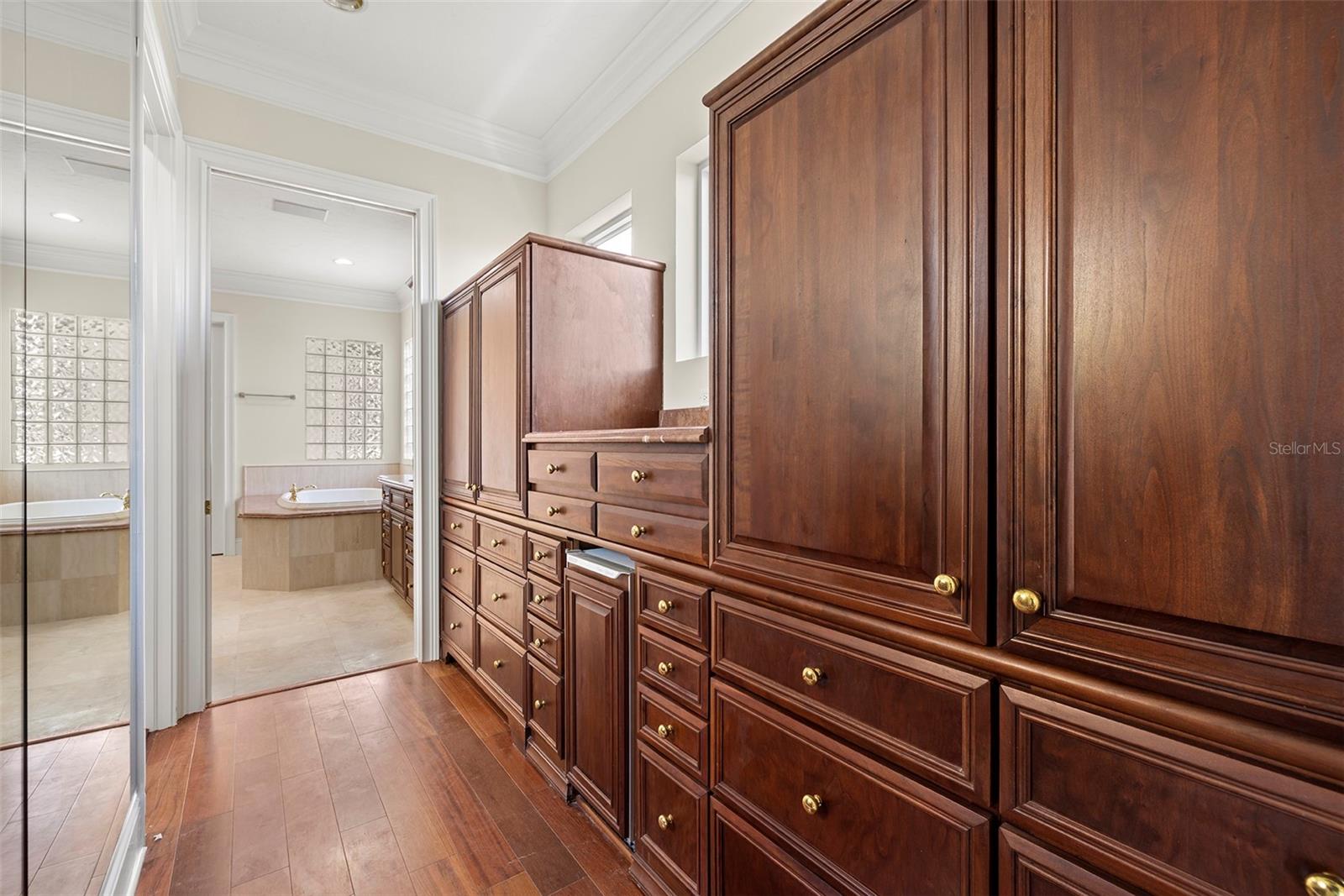 PARADISE POINTE - Residential