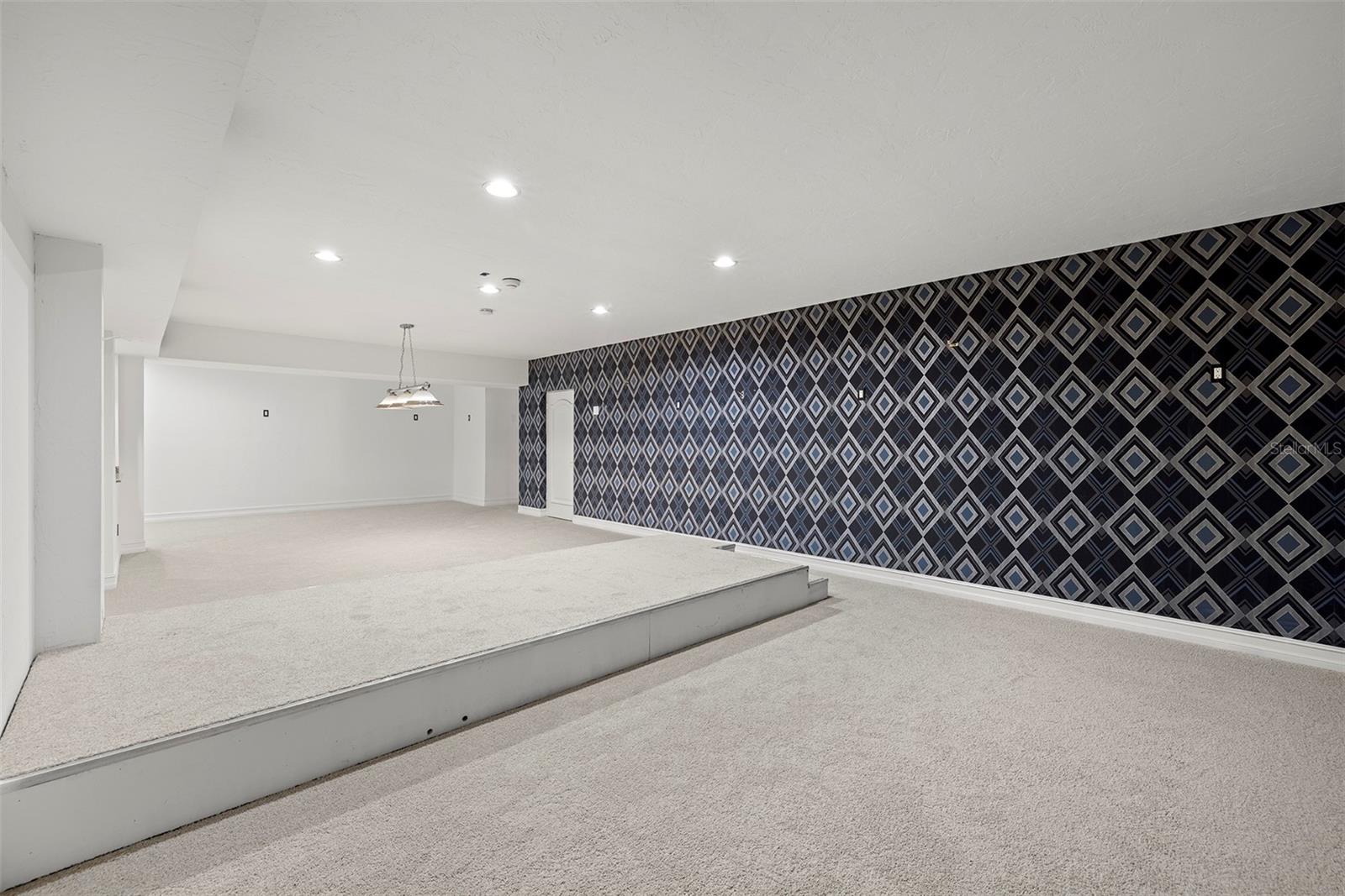 PARADISE POINTE - Residential