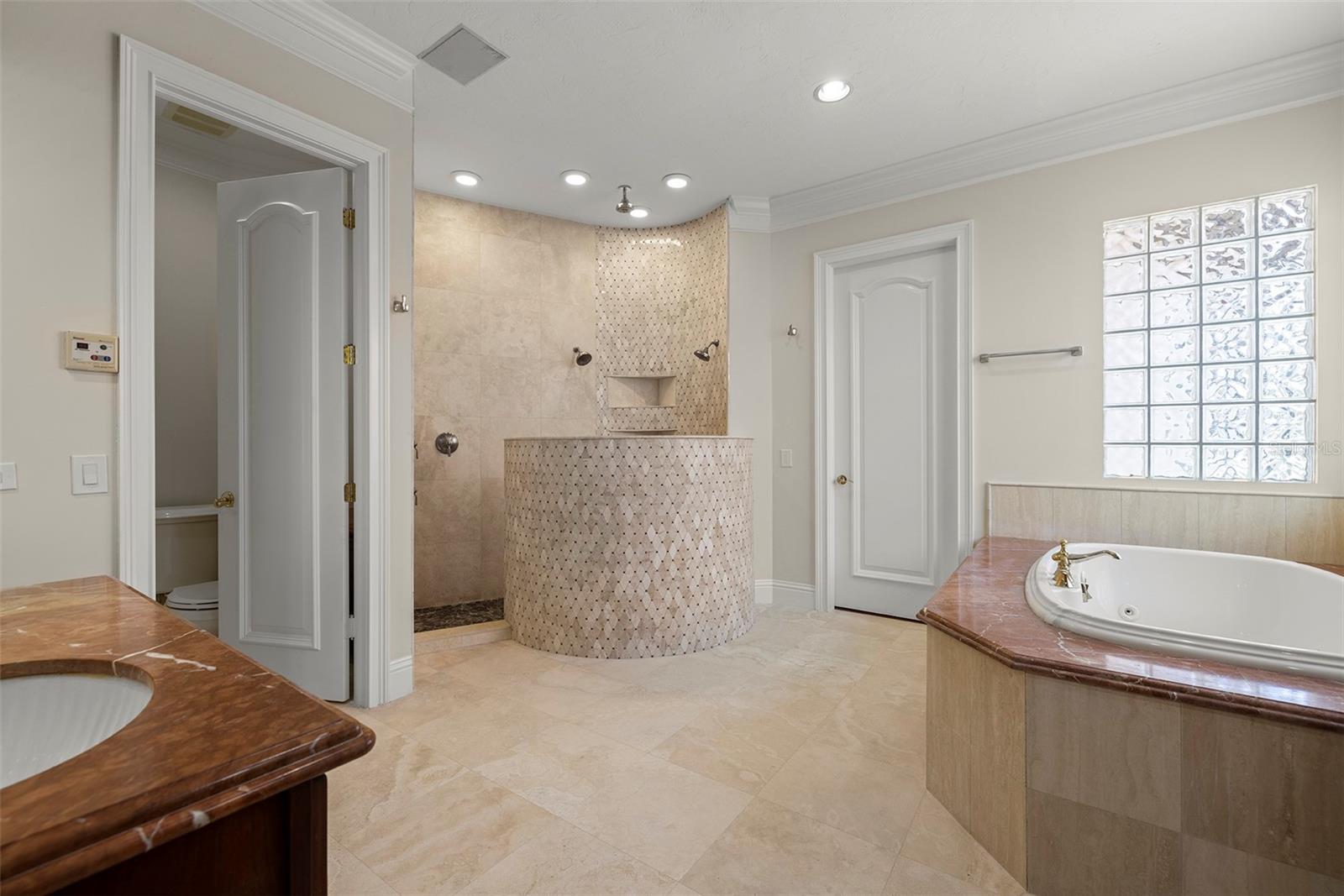 PARADISE POINTE - Residential