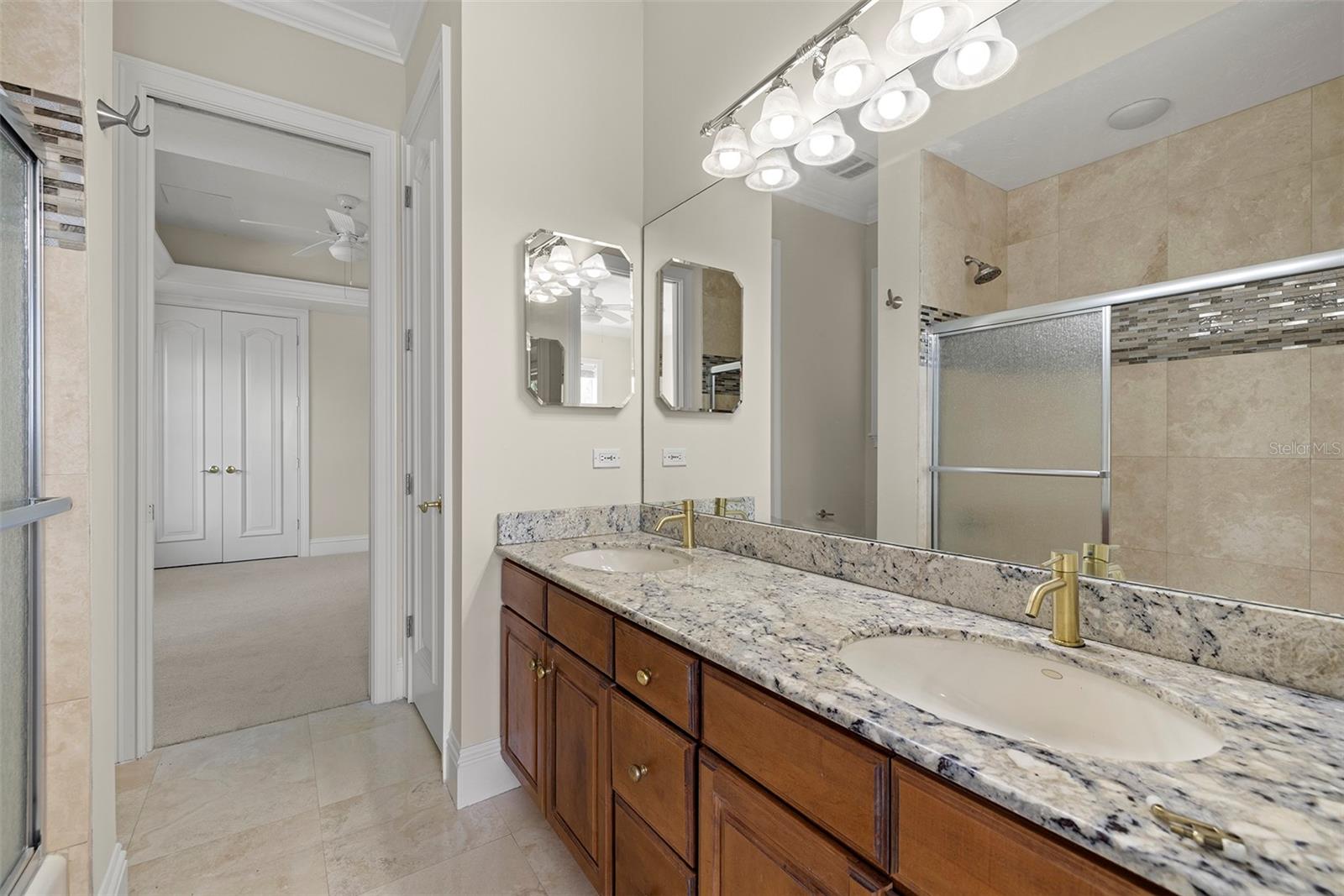 PARADISE POINTE - Residential