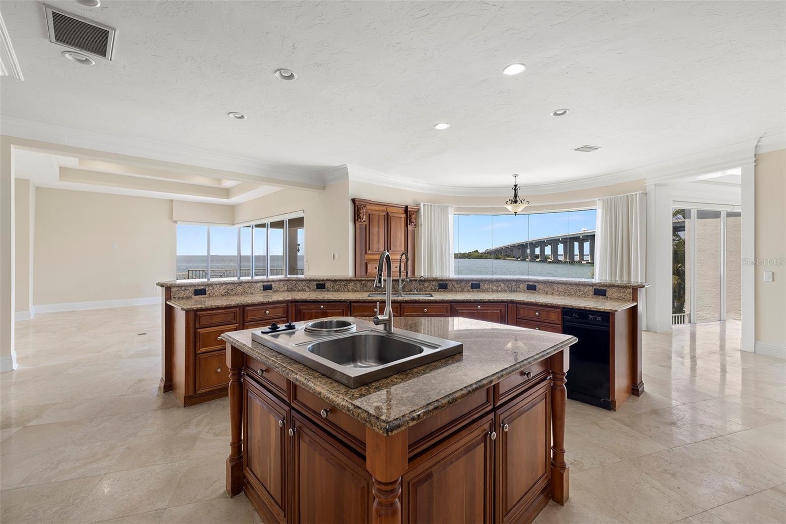 PARADISE POINTE - Residential