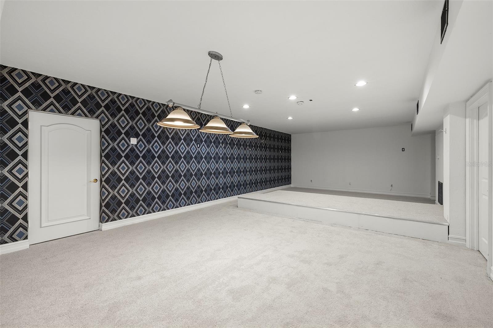 PARADISE POINTE - Residential