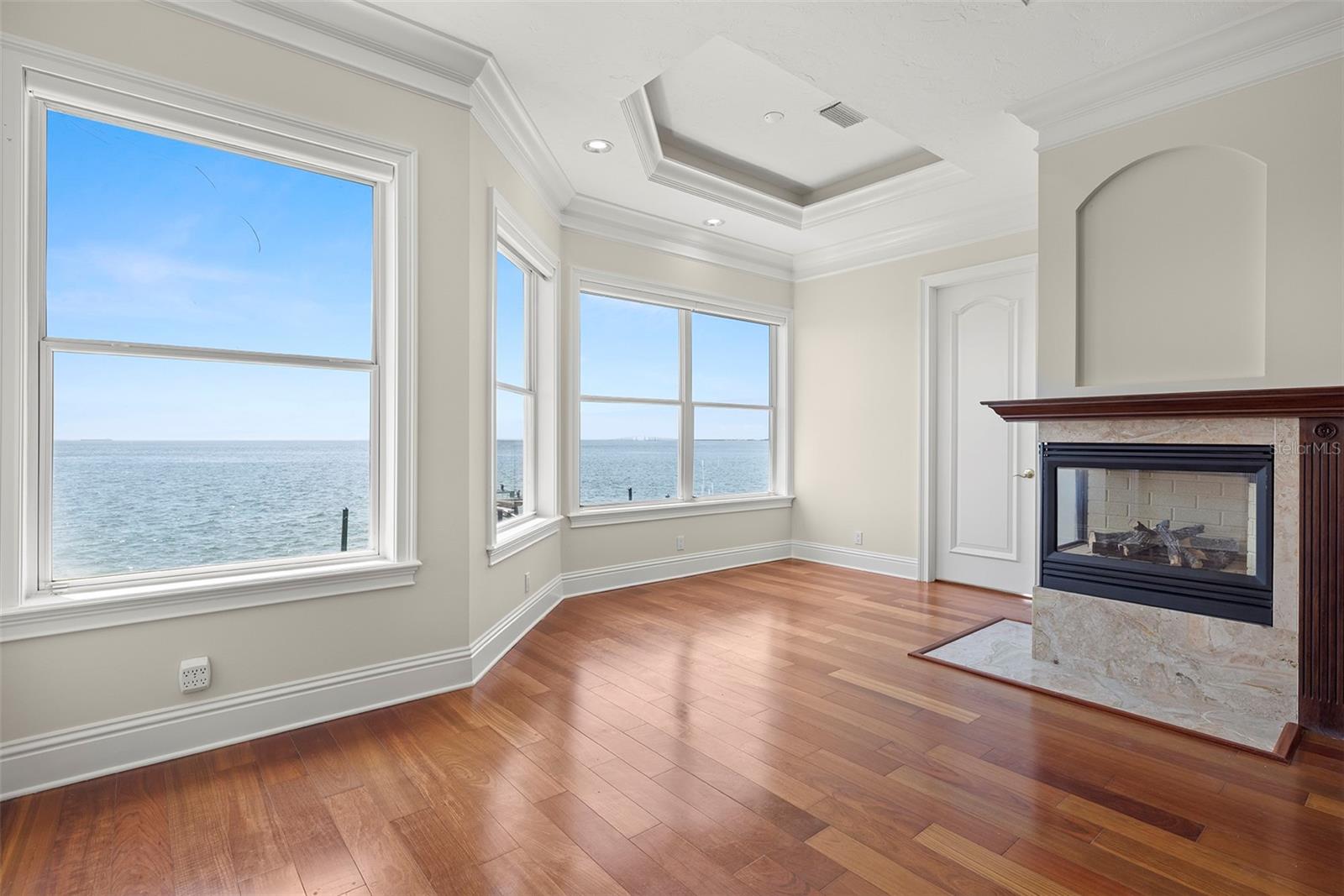 PARADISE POINTE - Residential