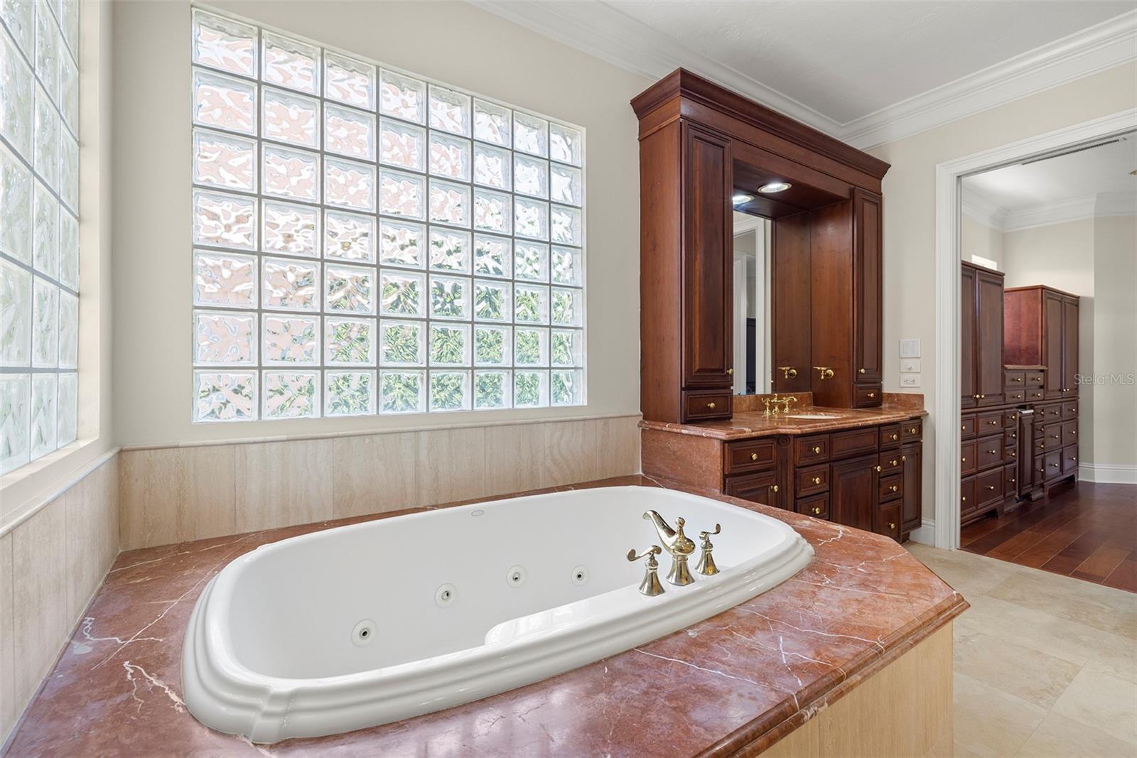 PARADISE POINTE - Residential