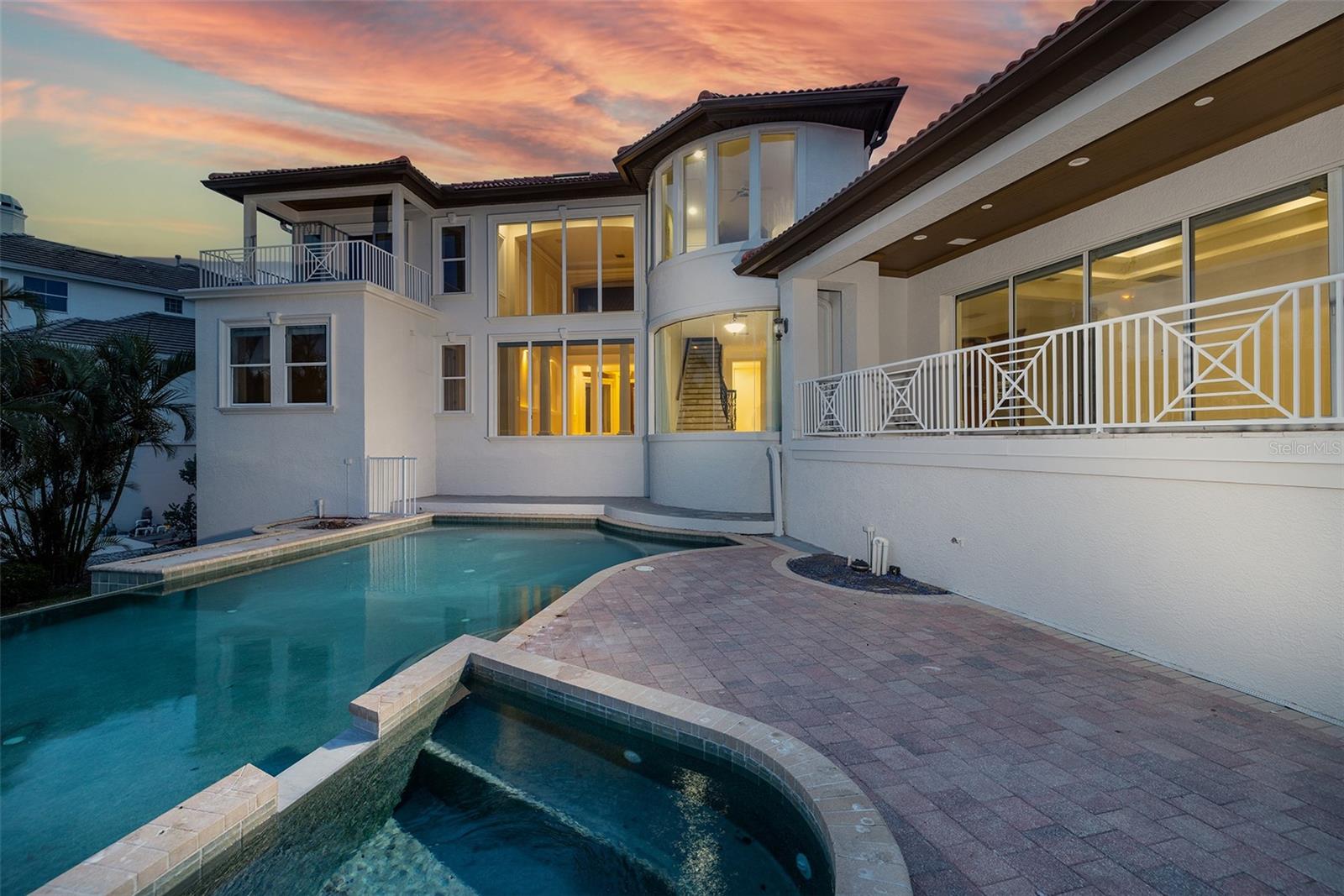 PARADISE POINTE - Residential