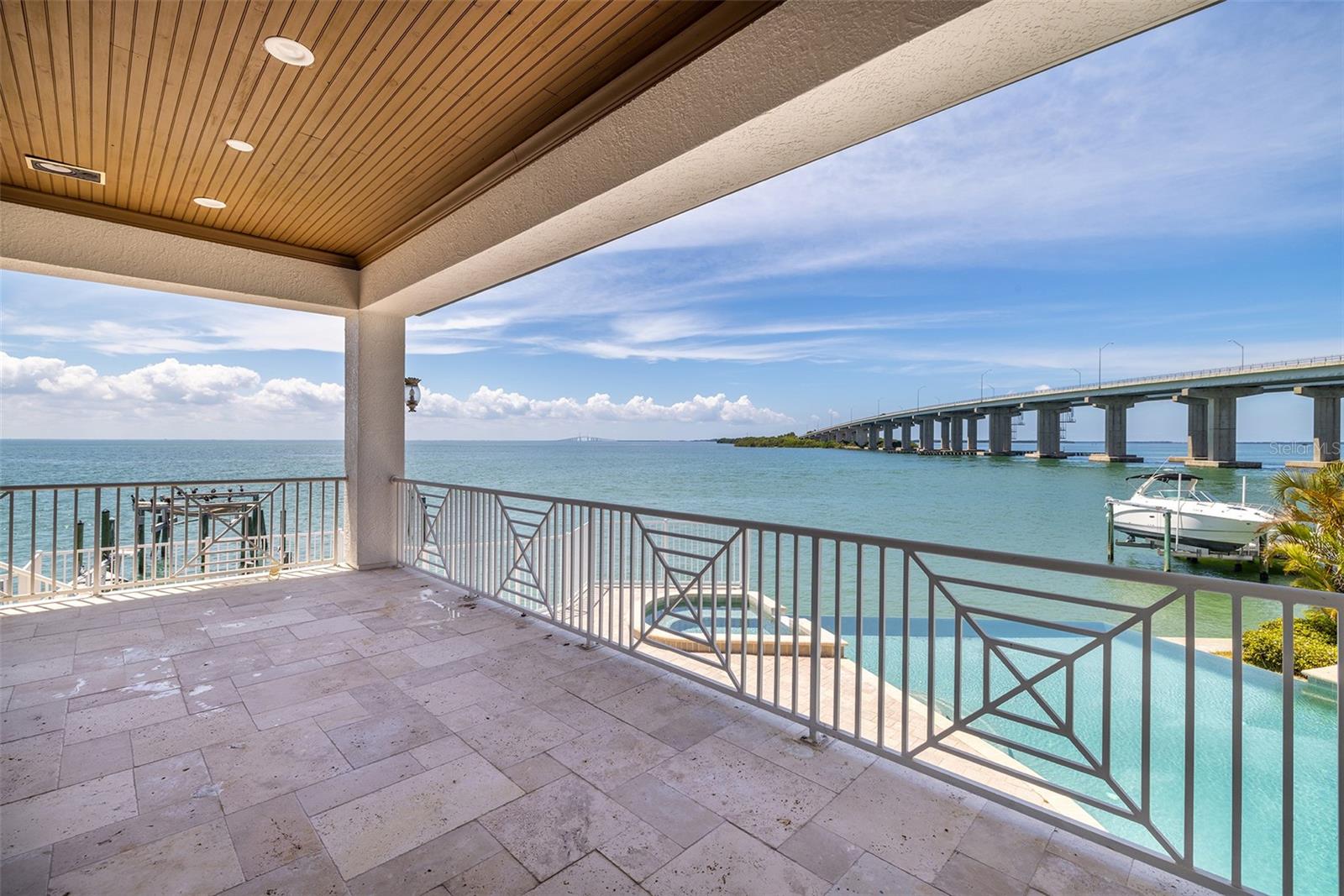 PARADISE POINTE - Residential