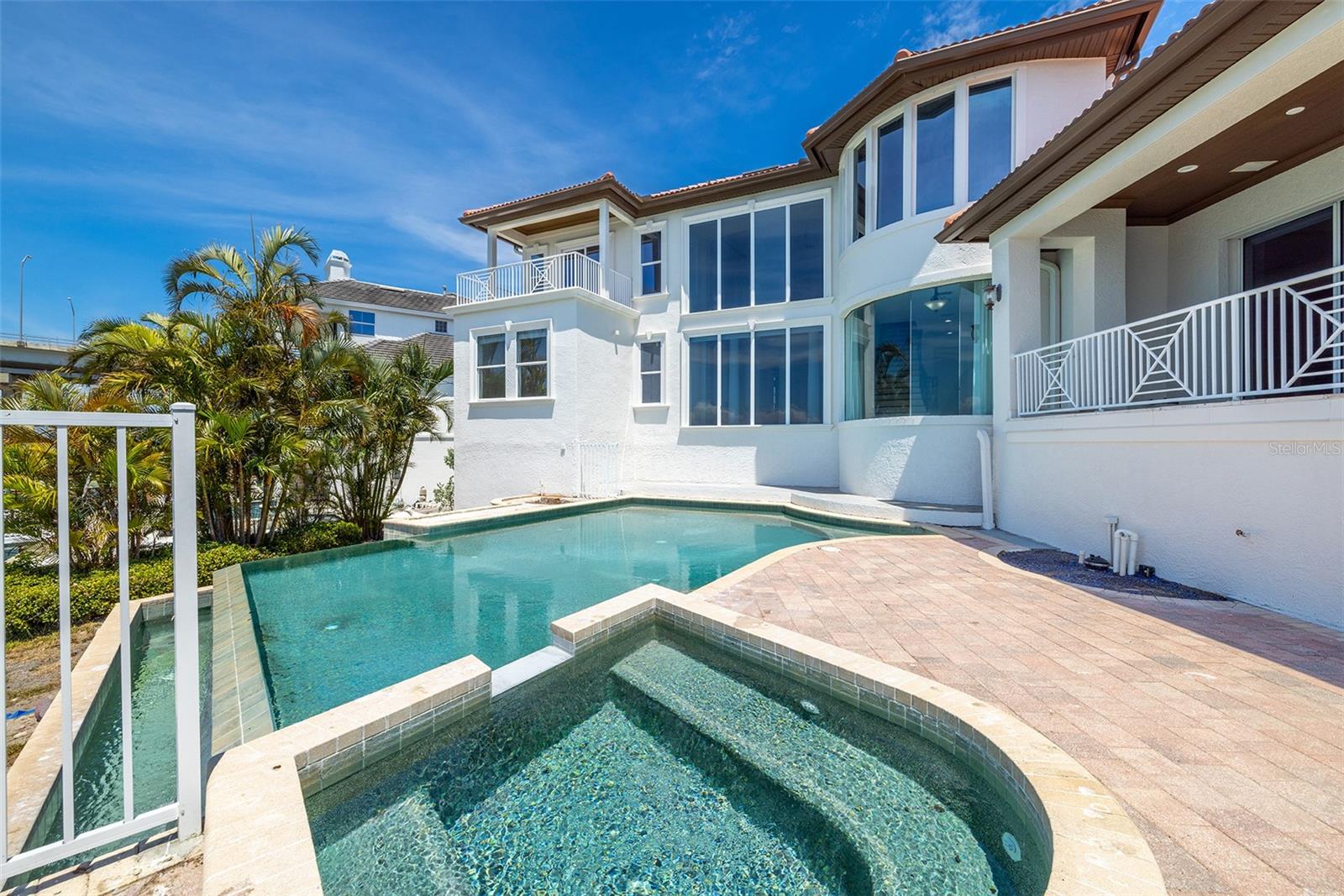 PARADISE POINTE - Residential