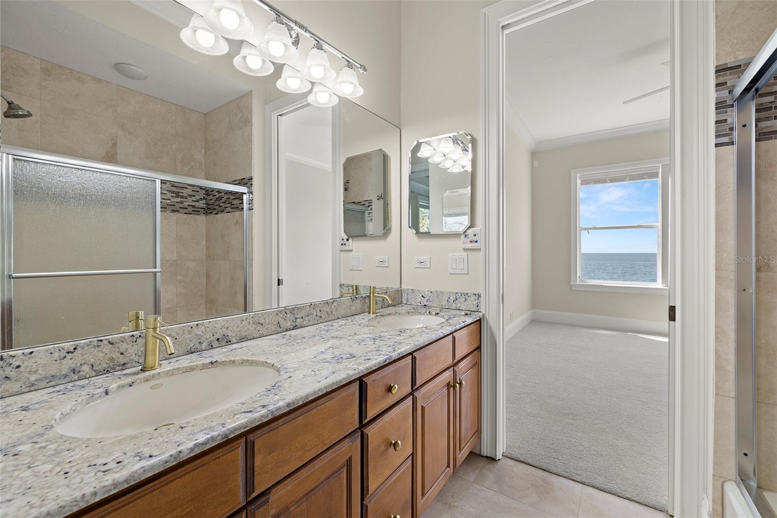 PARADISE POINTE - Residential