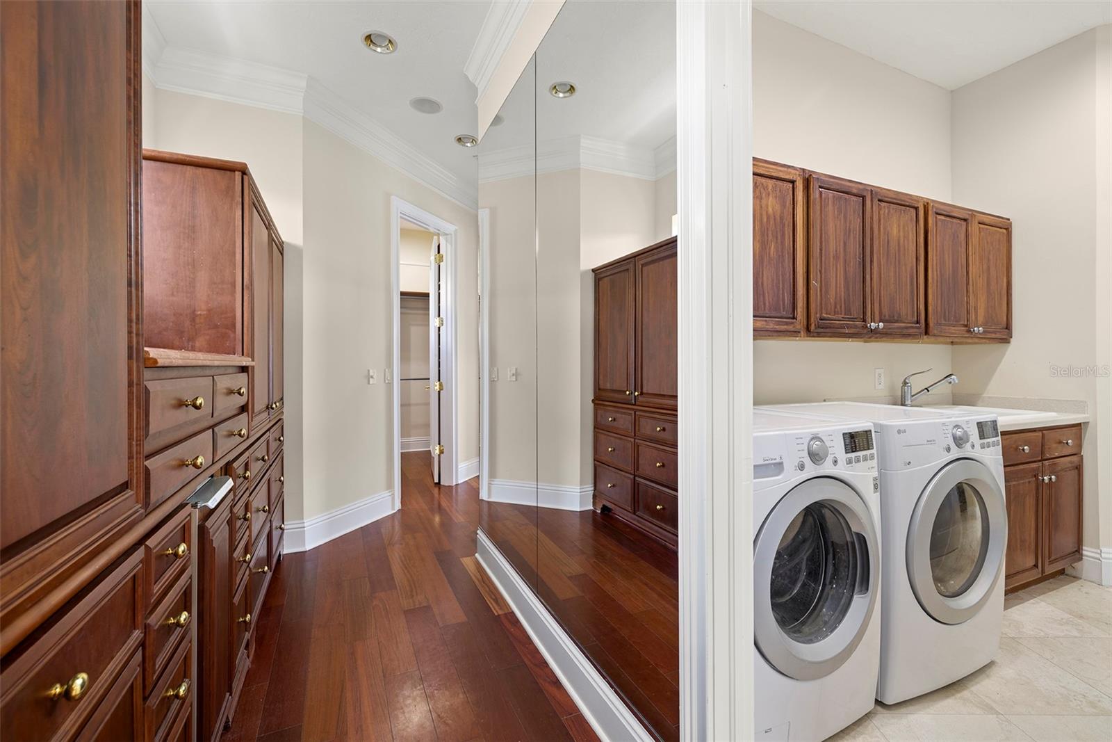 PARADISE POINTE - Residential