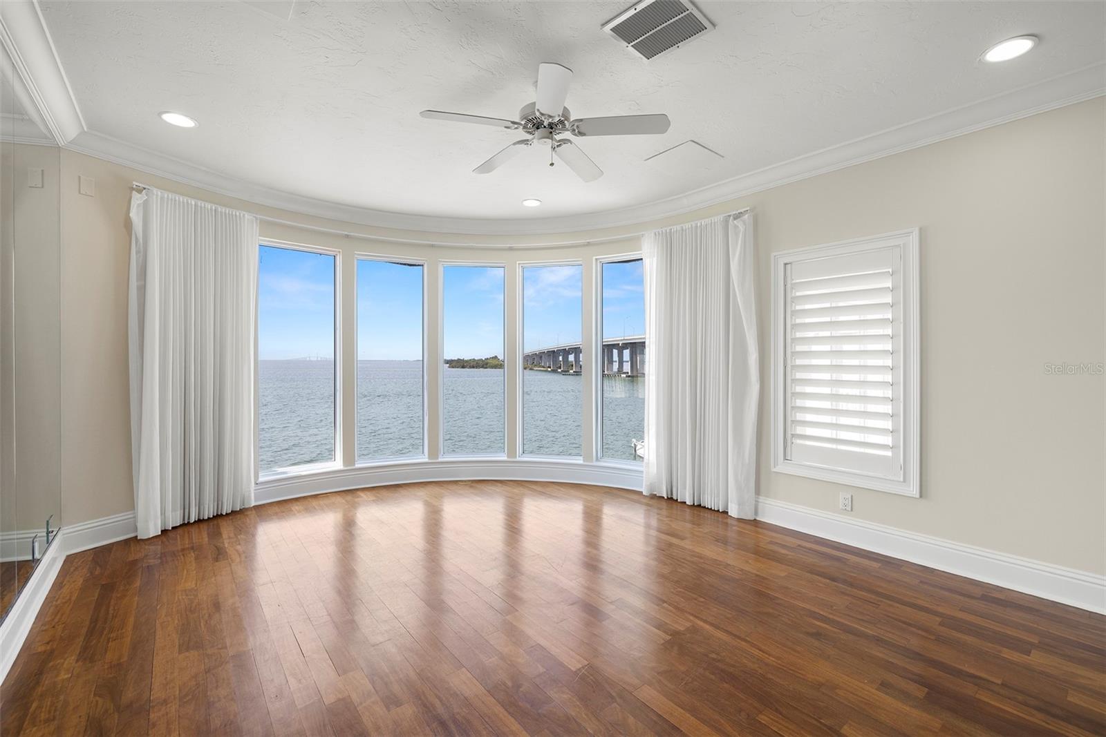 PARADISE POINTE - Residential