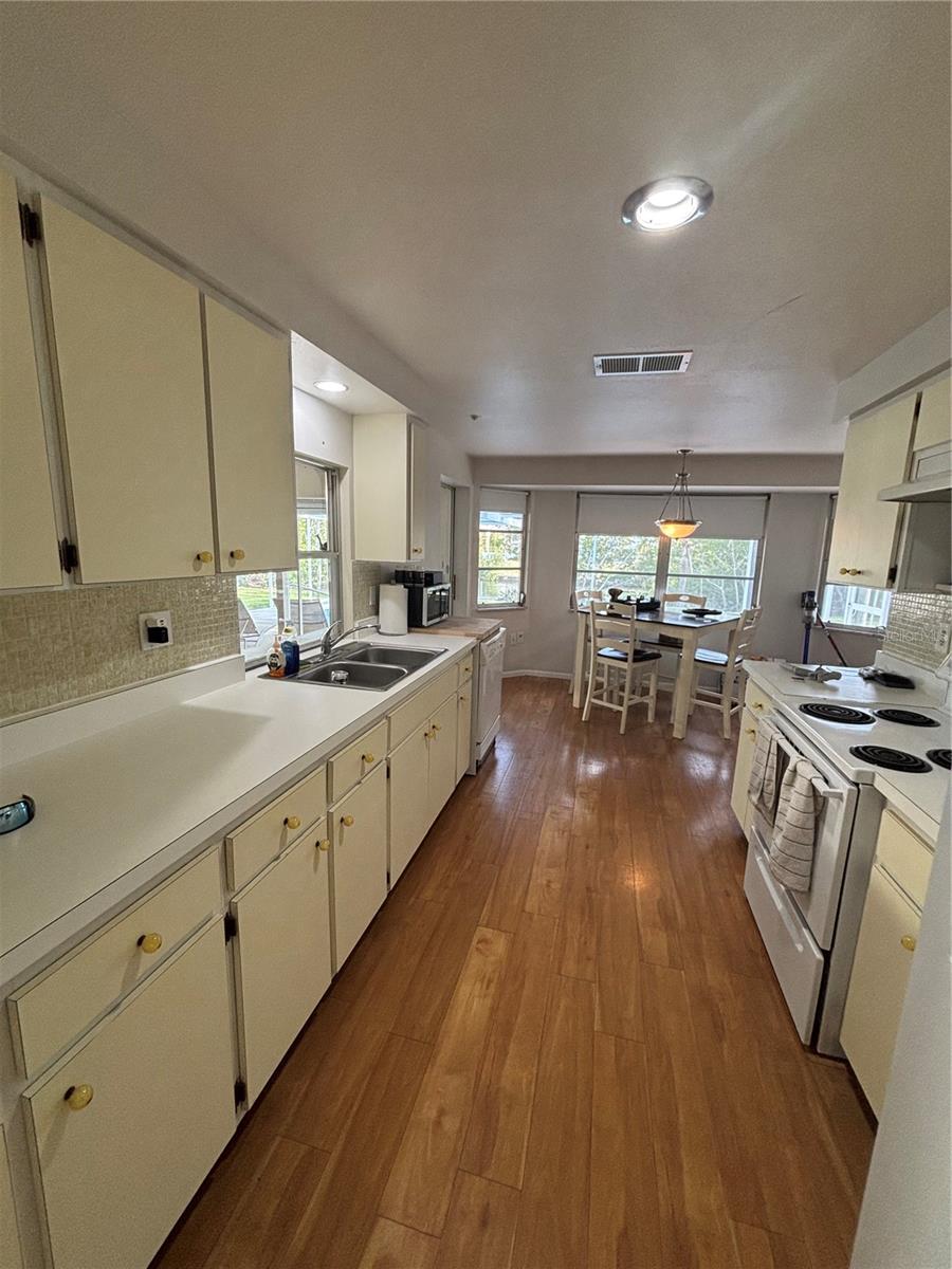 4411 DOLPHIN LANE
