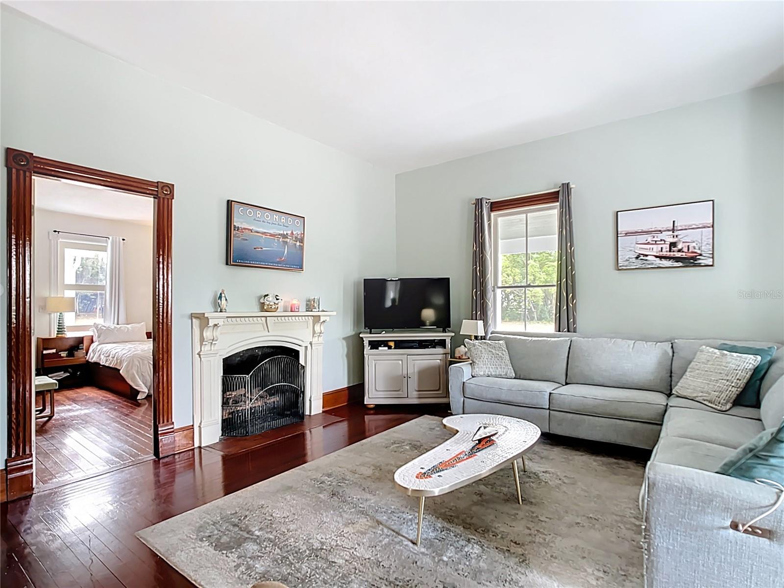 511 E MIRROR LAKE DRIVE