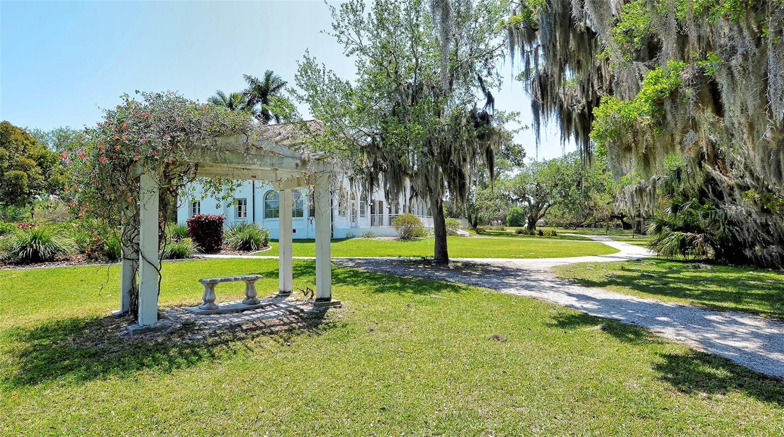 STRATHMORE RIVERSIDE VILLAS - Residential