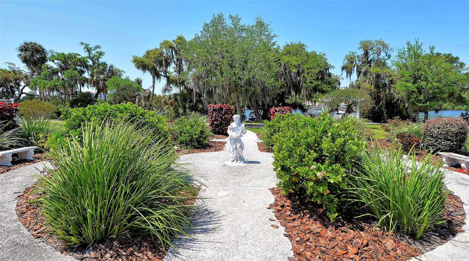 STRATHMORE RIVERSIDE VILLAS - Residential