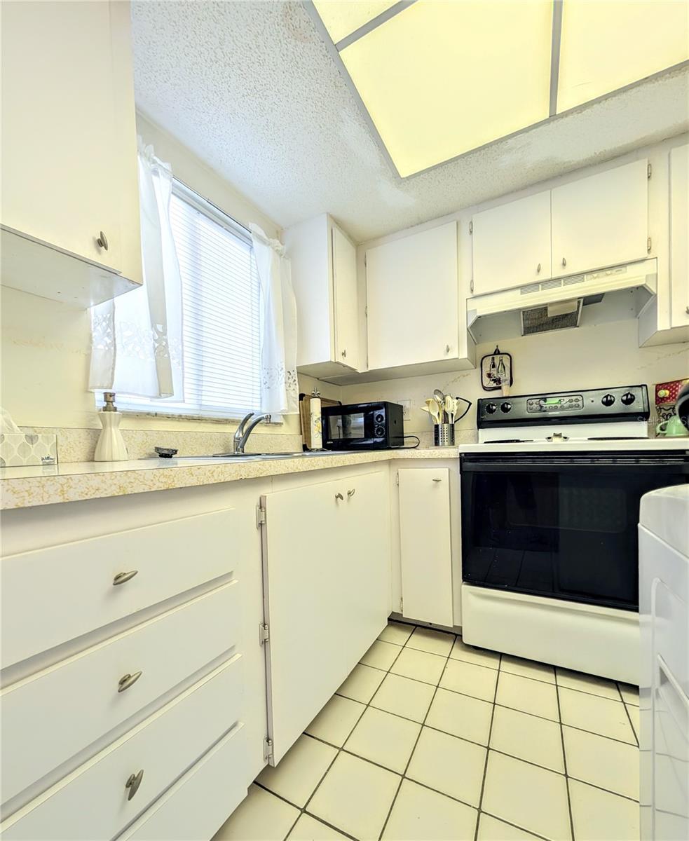 BAYSHORE ON THE LAKE APTS II SEC 2 - Residential