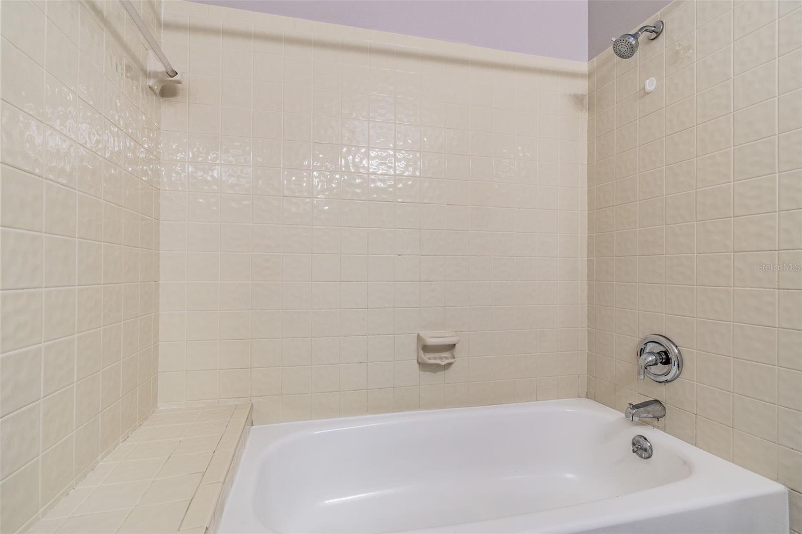 LE CLARE SHORES - Residential Lease