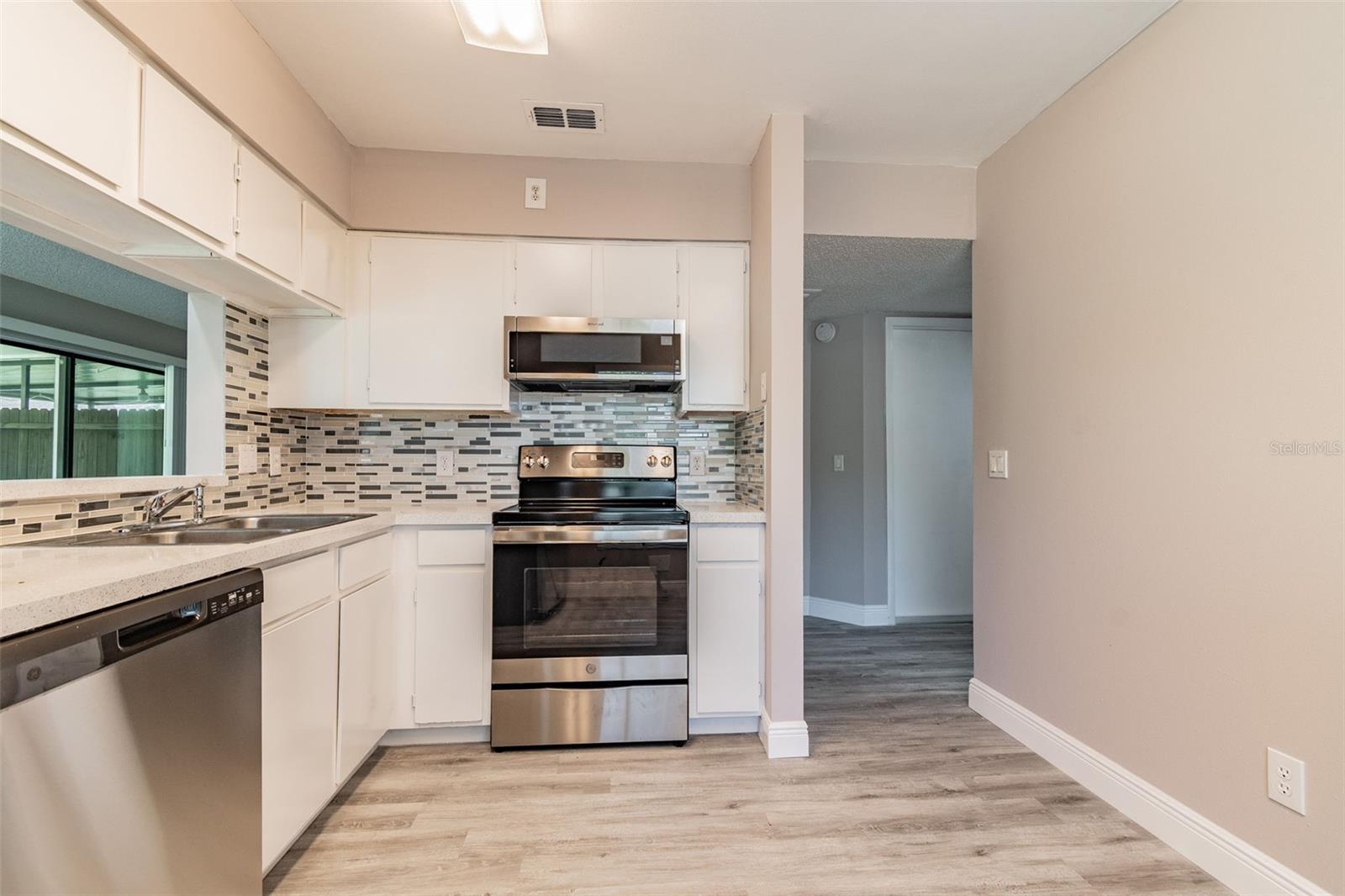 LE CLARE SHORES - Residential Lease